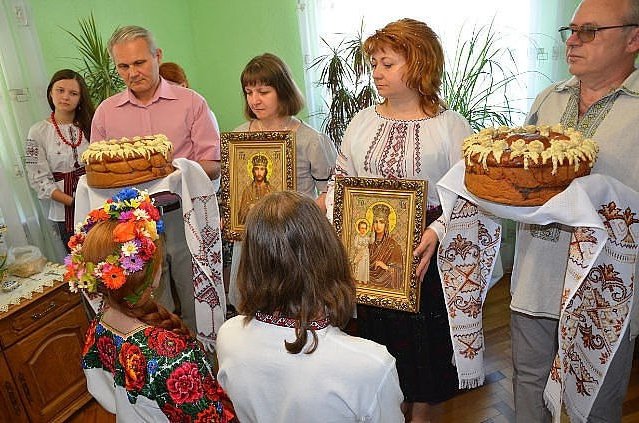 Какими иконами благословлять молодых на свадьбу Какими иконами благословлять молодых на свадьбу